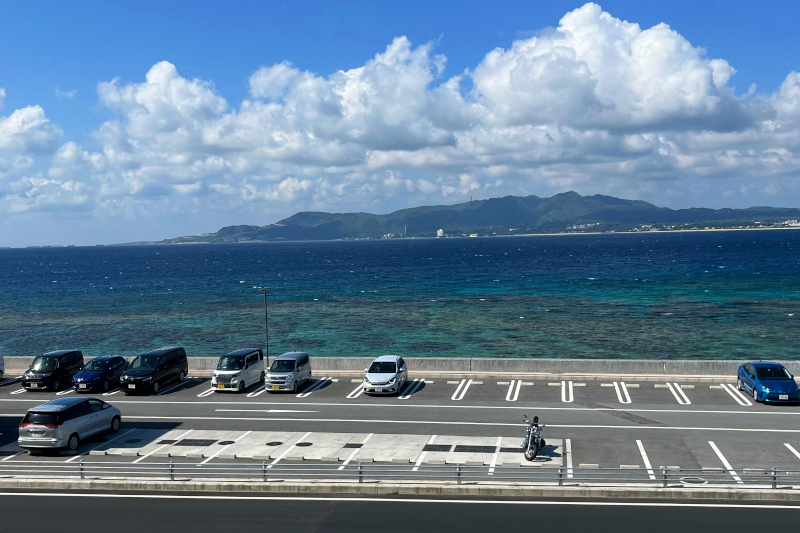 沖縄の海の近くにある駐車場